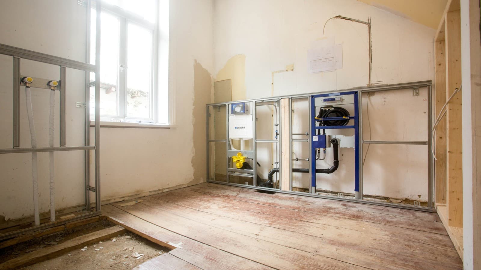 Nicht nur vor, sondern auch hinter der Wand entschieden sich die Bauherren für die Produkte von Geberit (© Geberit) Nicht nur vor, sondern auch hinter der Wand entschieden sich die Bauherren für die Produkte von Geberit (© Geberit)