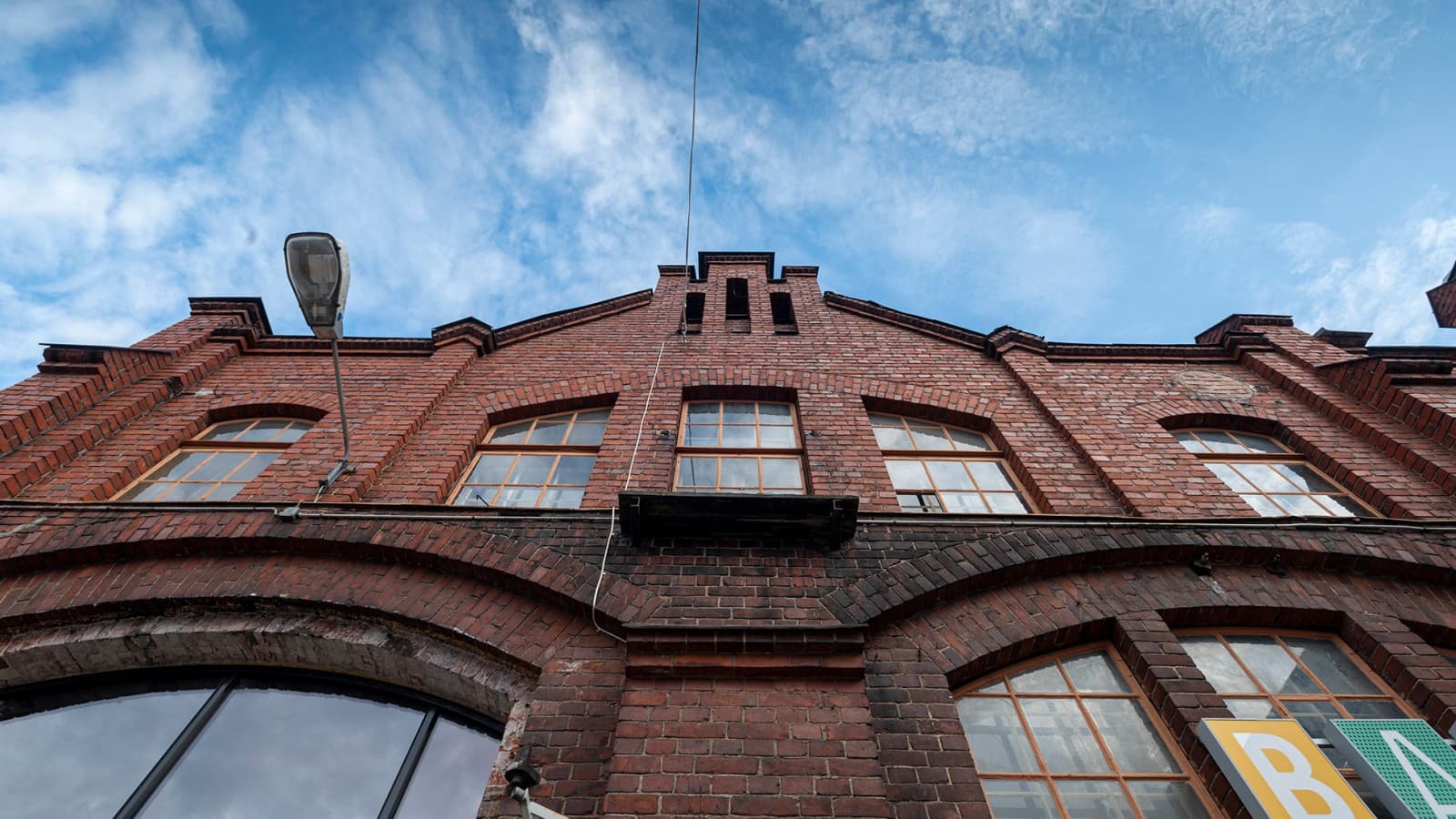 Die denkmalgeschützte Eisenbahnfabrik gilt als eines der berühmtesten Industriegebäude Finnlands (© Kansallis Teatteri) Die denkmalgeschützte Eisenbahnfabrik gilt als eines der berühmtesten Industriegebäude Finnlands (© Kansallis Teatteri)