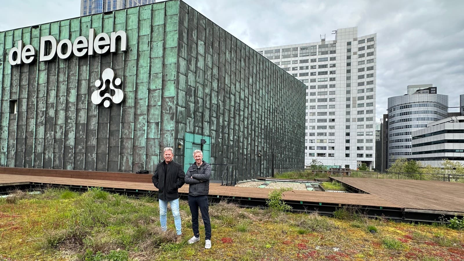 Die beiden Architekten Dave Hoffers (rechts) und Carlo Bes auf dem De Doelen Die beiden Architekten Dave Hoffers (rechts) und Carlo Bes auf dem De Doelen
