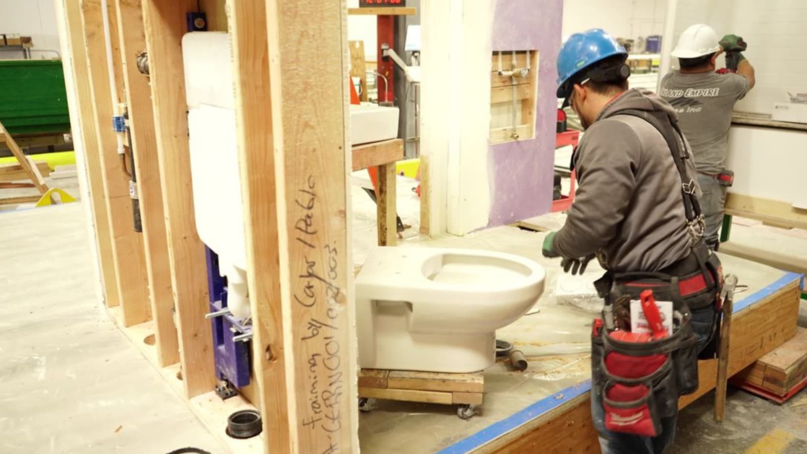 Im Bad setzt man auf platzsparende Geberit Duofix Elemente mit Unterputzspülkasten. (© Geberit) Im Bad setzt man auf platzsparende Geberit Duofix Elemente mit Unterputzspülkasten. (© Geberit)