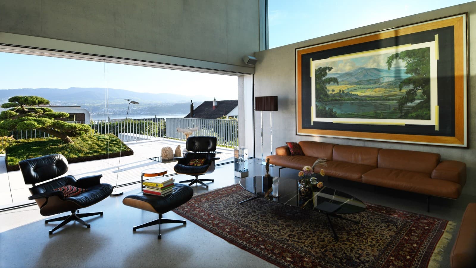 «Ma» im Haus in Stäfa: Das grosse Fenster rahmt die Landschaft ein und lässt die Natur Teil des Innenraums werden. Die Platzierung der architektonischen Elemente und die zurückhaltende Materialwahl lassen den Raum atmen. (© David Willen Studio) «Ma» im Haus in Stäfa: Das grosse Fenster rahmt die Landschaft ein und lässt die Natur Teil des Innenraums werden. Die Platzierung der architektonischen Elemente und die zurückhaltende Materialwahl lassen den Raum atmen. (© David Willen Studio)