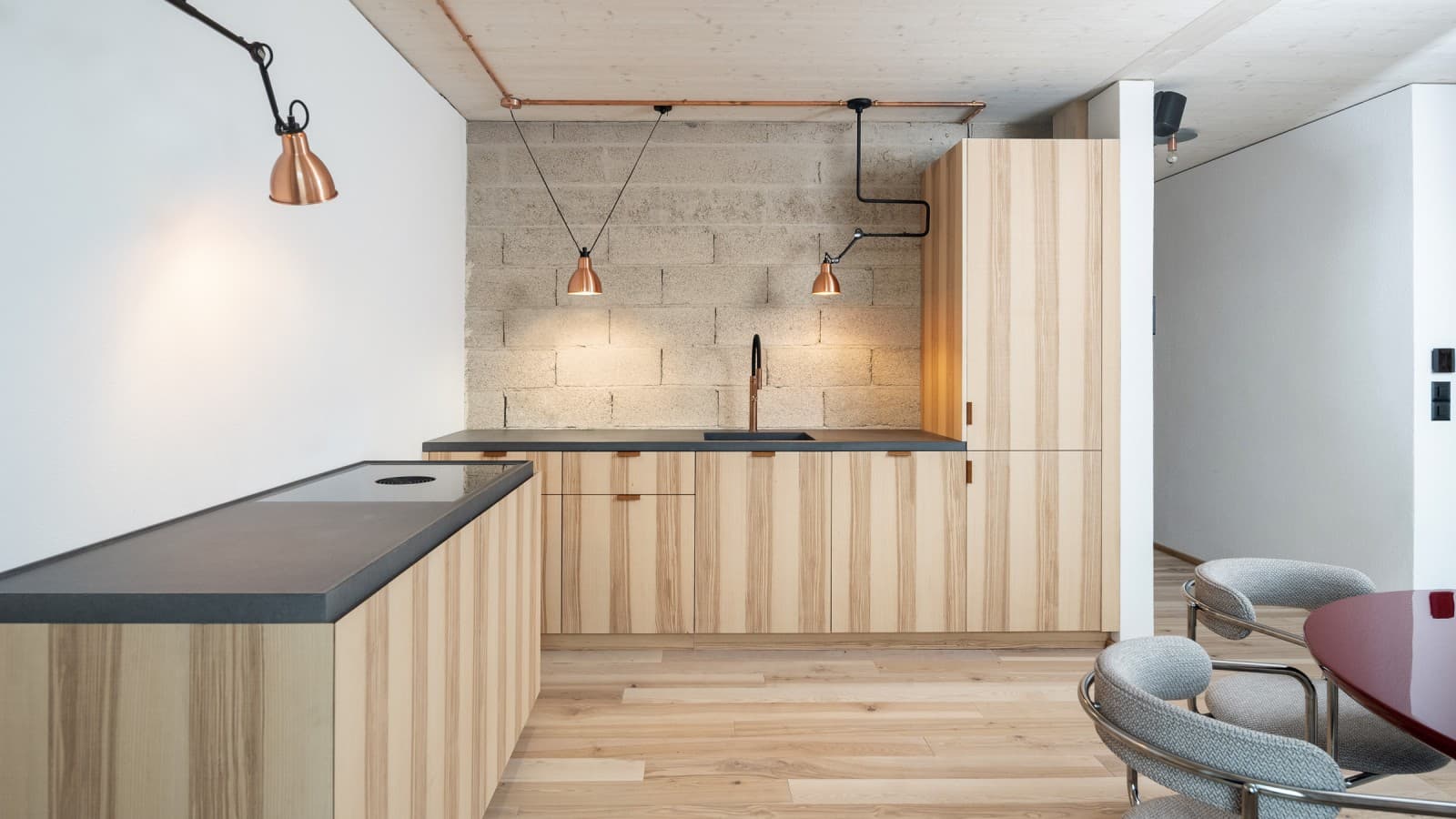 Im Innenausbau wird mit Holz aus regionaler und zertifizierter Forstwirtschaft gearbeitet. (© Openly / Jens Ellensohn) Im Innenausbau wird mit Holz aus regionaler und zertifizierter Forstwirtschaft gearbeitet. (© Openly / Jens Ellensohn)