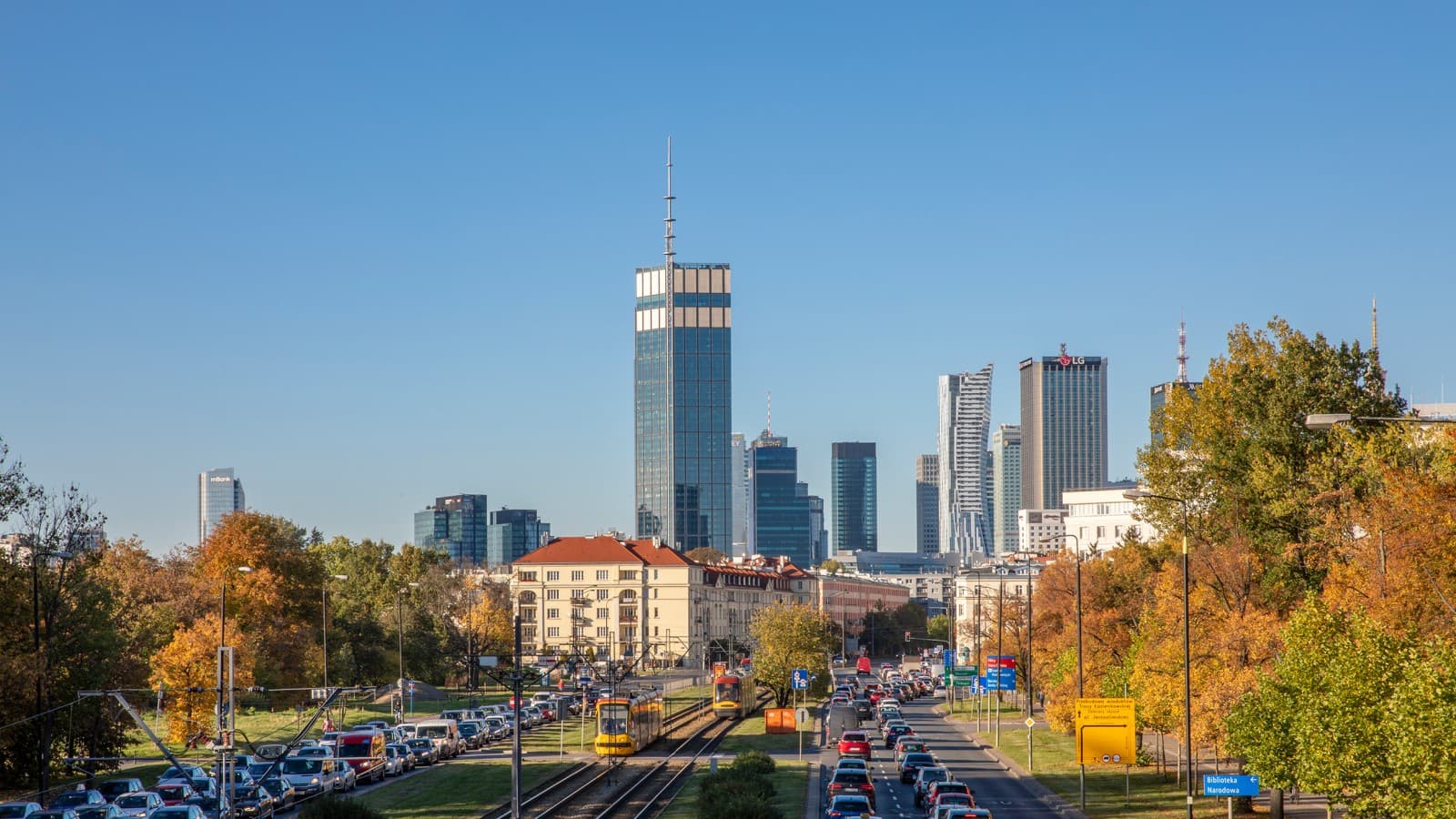 Varso Place mit seinem 310 Meter hohen Turm überragt ganz Warschau (© Aaron Hargreaves/Foster + Partners) Varso Place mit seinem 310 Meter hohen Turm überragt ganz Warschau (© Aaron Hargreaves/Foster + Partners)