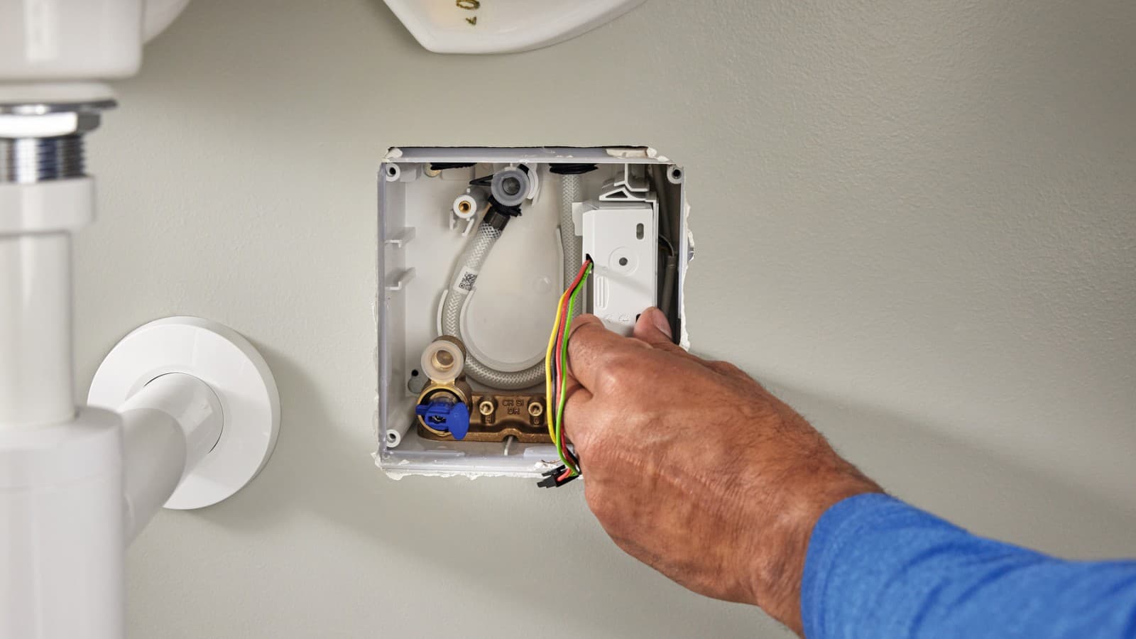 Einsetzen des GEBUS Konverters in die Funktionsbox der Waschtischarmatur Einsetzen des GEBUS Konverters in die Funktionsbox der Waschtischarmatur